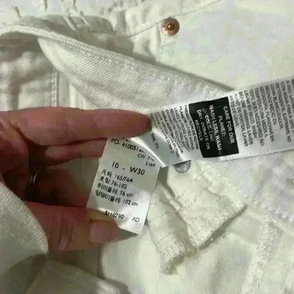 Denizen from Levi’s high-rise white shorts. Women’s size 10 - Picture 8 of 9